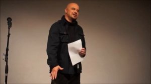 Влад Маленко читает стихи.