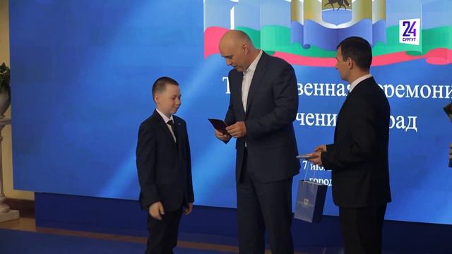 Андрей Филатов наградил отличившихся сургутян ко Дню России и Дню города