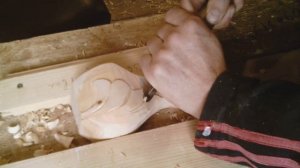 Резьба по дереву. Как вырезать резьбу на ножке кабреоль к комоду.