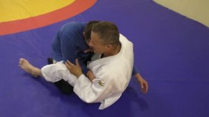 Классика дзюдо- удушение ногами через захват одноименного отворота из под плеча.