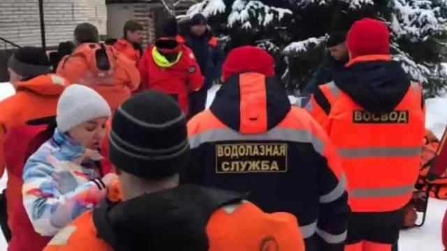 Камеры в лунках: муж утонувшей во время крещенских купаний женщины помог спасателям найти ее тело смотреть онлайн