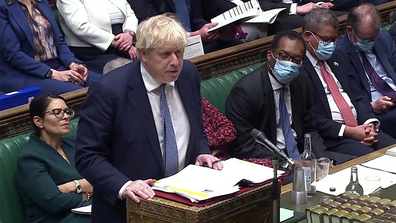 Группа людей в офисе. Сама обсуди. Люди за столом в офисе. Люди обсуждают бизнес. Трое человек.