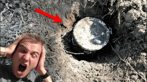 АБАЛДЕЛ КОПАЯ ЭТУ НАХОДКУ на ЗАТОПЛЕНОМ ХУТОРЕ! В Поисках Клада от Влада!
