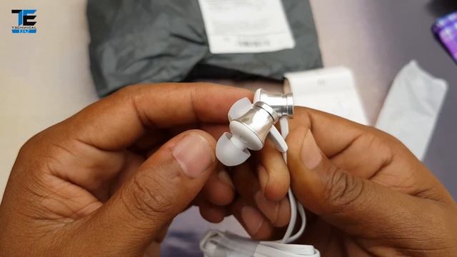 Xiaomi Mi In Ear Headphones Basic 2017 Unboxing 4K Video смотреть онлайн