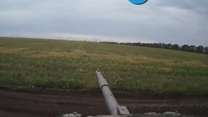Российский танк ведёт бой. Вид от первого лица