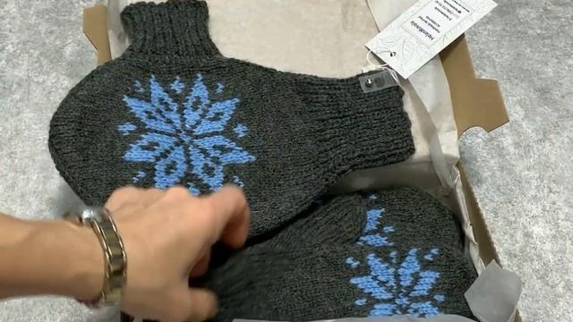 Парные вязаные варежки для влюбленных из шерсти