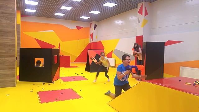 ИГРА НЕРФ и мой День Рождения в Флэш парке / Челлендж Майя Фэмили Шоу смотреть онлайн