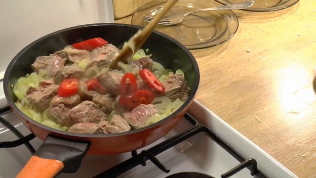 Говядина тушённая с луком. Тает во рту и очень вкусно! смотреть онлайн