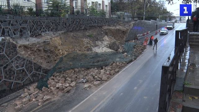 Подпорная стена на площади Восставших рухнула на проезжую часть