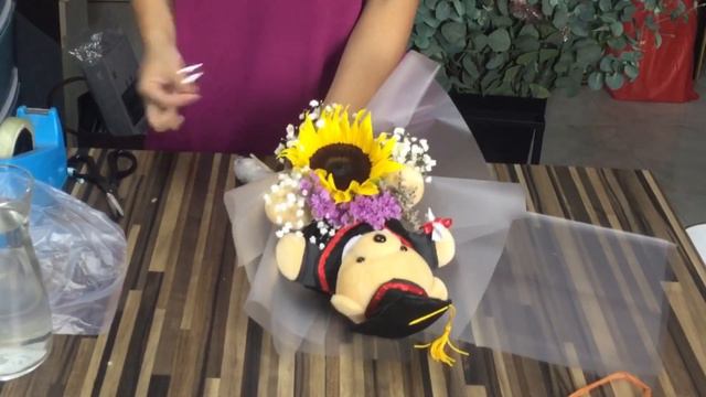 How to wrap a 【Graduation bouquet】 with sunflower and toy | Flower Bouquet Wrapping | ｜Huamama смотреть онлайн