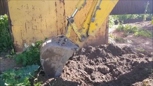 Экскаватор вырывает корень и двигает ларек