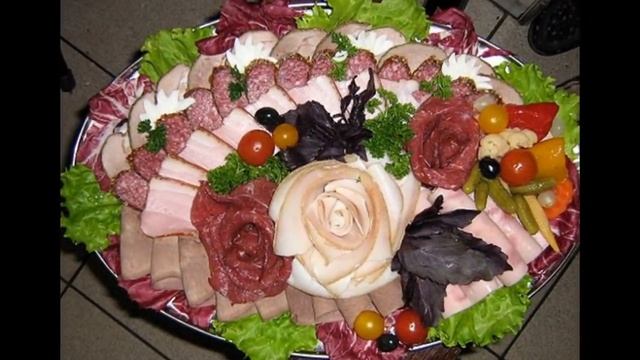 Красивая подача нарезки - праздничный стол.