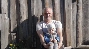 Большая семья. 20 человек в одной комнате. В тесноте да не в обиде