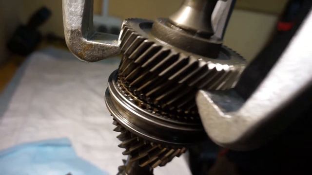 РОЛИК_9 Снимаем шестерню ЦАРЬ-СЪЕМНИКОМ смотреть онлайн