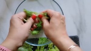 Салат "Цезарь" с анчоусами.
