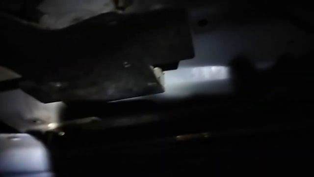 TOYOTA SURF 185.Ремонт стеклоподъёмника бгажника #6(6). Вклейка стекла в темноте под дождём. Сборка смотреть онлайн