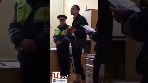 Бухой в полиции танцует под Вите надо выйти