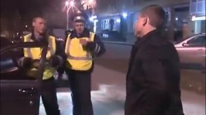 парень умеет разговаривать по пачке сигарет