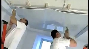 Процесс установки натяжного потолка в квартире.flv