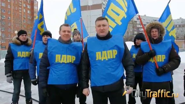 В Тольятти депутаты от ЛДПР своими силами залили каток