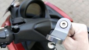 Установка крепежной траверсы на руль