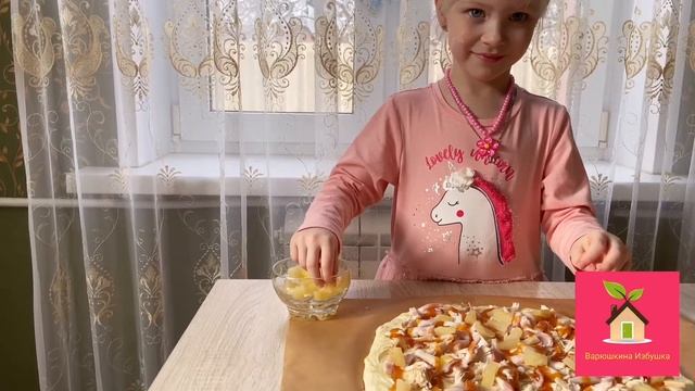 Пицца с ананасами. Рецепт сладкой пиццы.