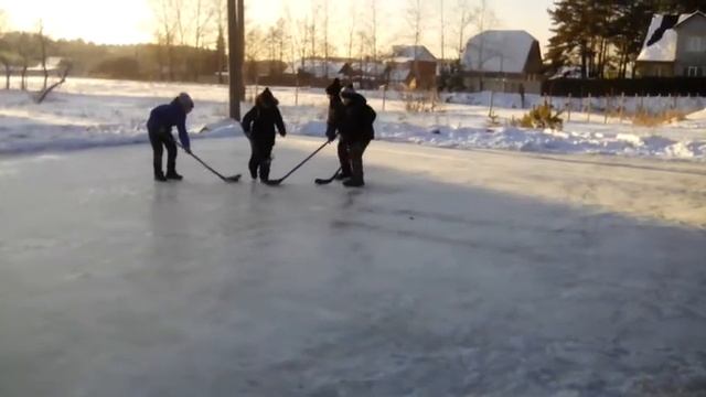 Хоккей на валенках, 2х2 :) Лед еще не полностью готов, поэтому без коньков смотреть онлайн