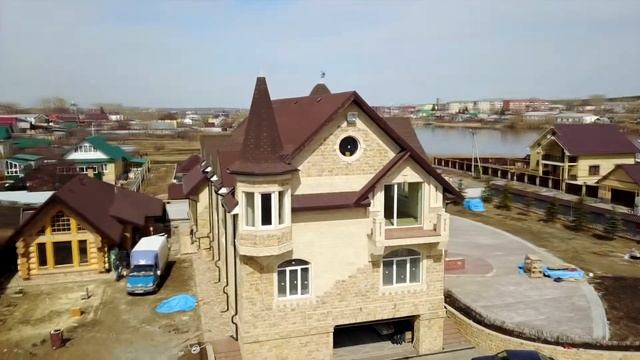 Облицовка фасада коттеджа натуральным дагестанским ракушечником.