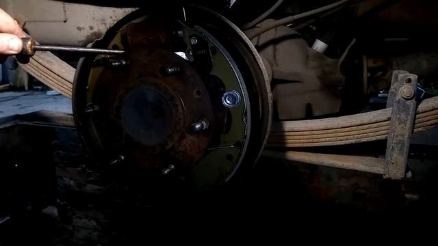 Opel Frontera sport А, замена тормозных колодок и правильная установка стяжных пружин! смотреть онлайн