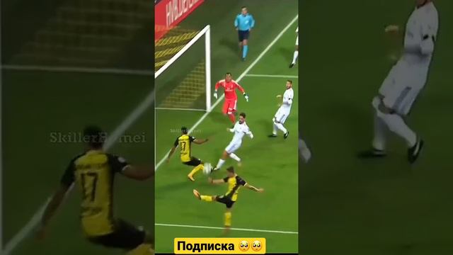 Рамос играет с рукой в волейбол но судя не дал пенальти 😱😱😂😂 #рамос #реалмадрид #футбол #шортс