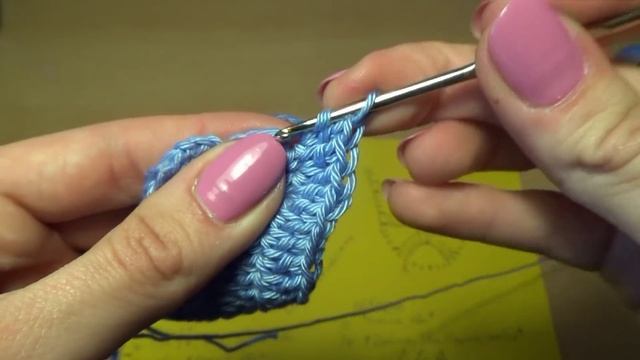 Вязание пинеток крючком - шаг 1 //// Crochet knitting bootees - Step 1 - knitting soles смотреть онлайн