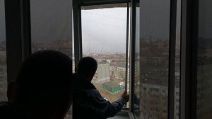 Как вставить защитную сетку из пластикового окна если сломались петельки. Вытаскиваем так же линейк