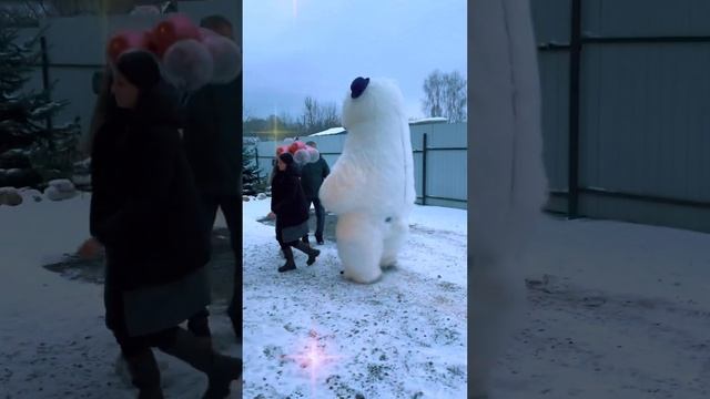 Большой Белый Медведь поздравляет с Днем рождения! Мишка Умка веселится? #чехов #белыймишка
