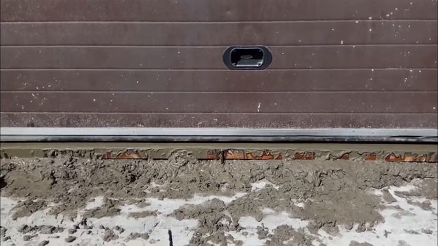 Примыкание секционных ворот к полу