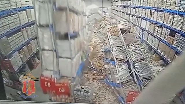 Рабочего на складе в Красноярске задавило стеллажами смотреть онлайн