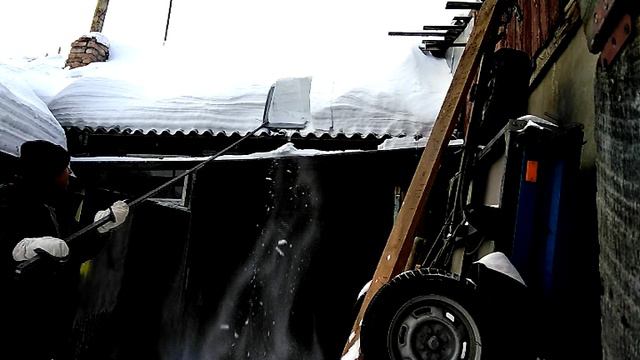 Как убрать снег с крыши смотреть онлайн