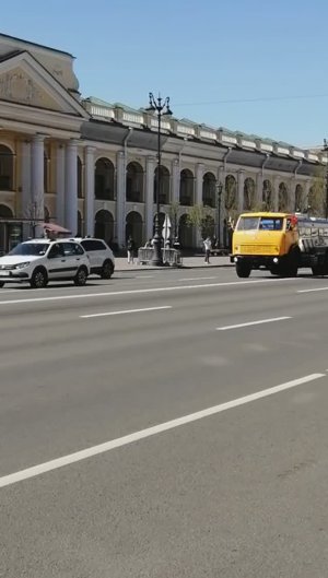 Ретро парад транспорта в Петербурге на Невском проспекте