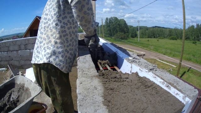 Строительство дома своими руками. Заливка армопояса мансардного этажа