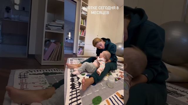 «Анютке сегодня 8 месяцев»: Ольга Орлова показала, как играет с подросшей дочерью