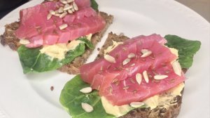 Бутерброд с тунцом и хумусом  ?