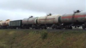 Тепловоз 2ТЭ10М с грузовым поездом