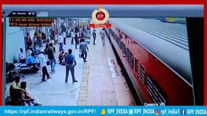 полиция спасает пассажира от падения