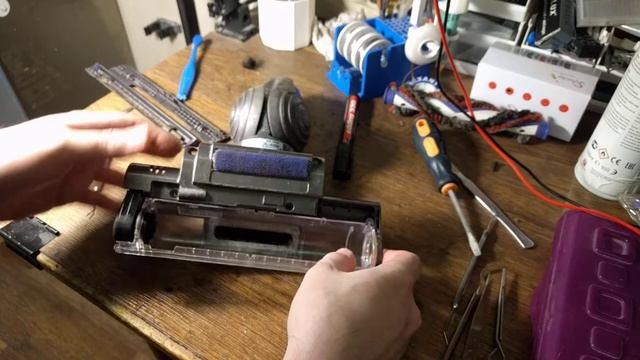 Разборка и чистка щетки беспроводного пылесоса Dyson смотреть онлайн