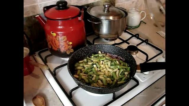 Тушеная фасоль с помидорами