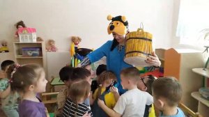 Подарки клоуна плюха и детей детского сада