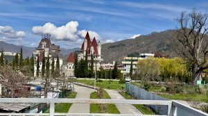 Набережная реки Псезуапсе. Гостевой дом "Замок у моря", Головинка.  Тюльпанное дерево. Сочи.