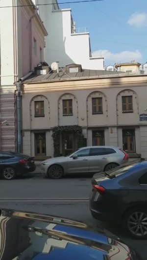 Дом. Некрасова, 14Д построено в 1879-1881 гг. по проекту акад. арх. П. Ю. Сюзора.  Возможно, флигель