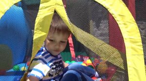 Тёма и Гонщик собирают огромный надувной батут, горку и бассейн