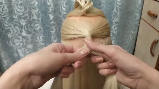 Интересная причёска на основе рыбьего плетения. смотреть онлайн
