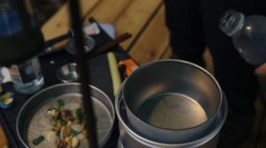 Одиночный кемпинг под дождем  Незапланированный кемпинг в старом дождливом лесу. Звук дождя ASMR